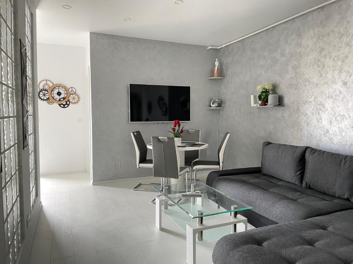 Luxury Westpark 2-Room Apartment Lakeview W5 Bukarest Eksteriør billede