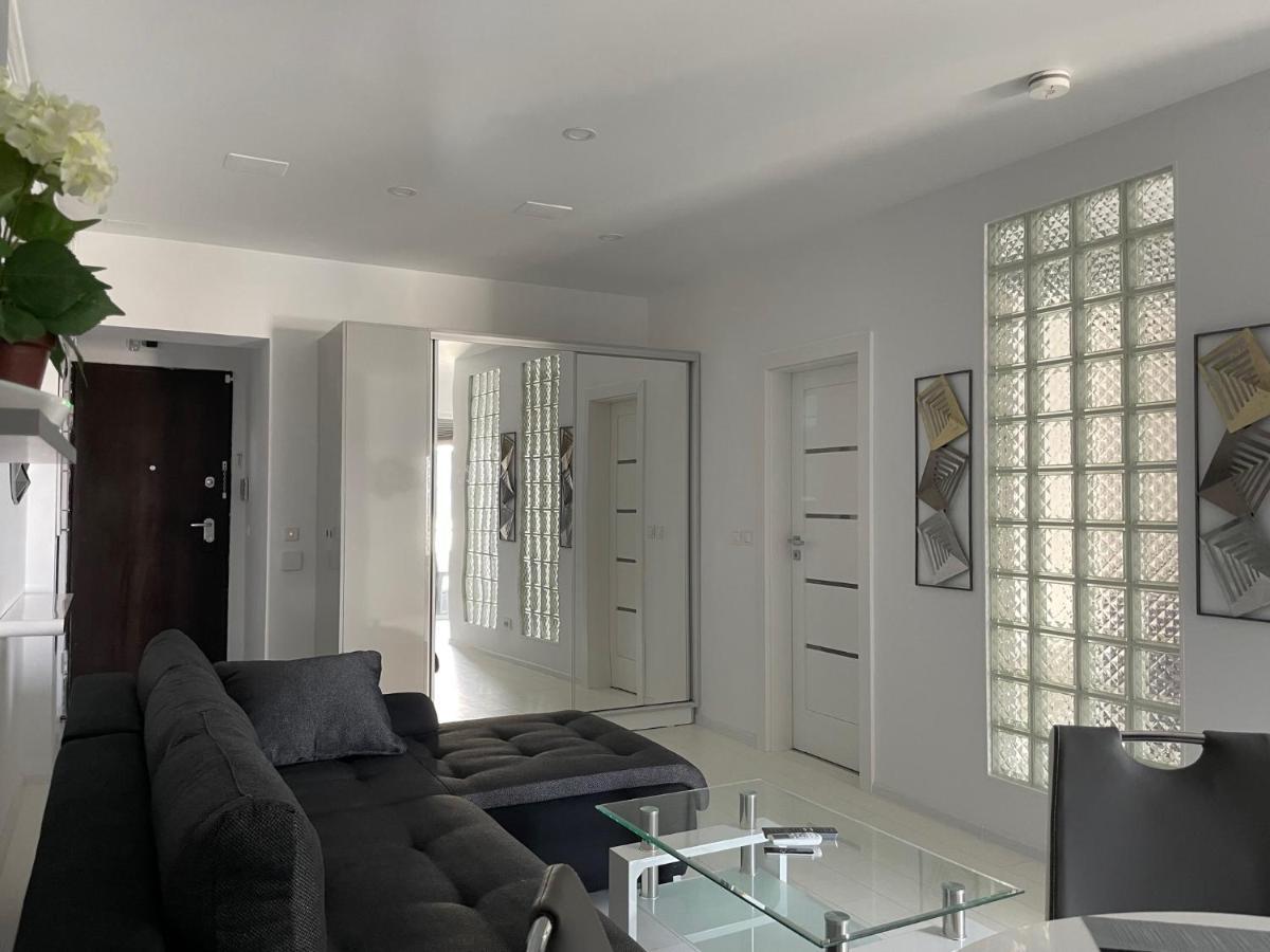 Luxury Westpark 2-Room Apartment Lakeview W5 Bukarest Eksteriør billede