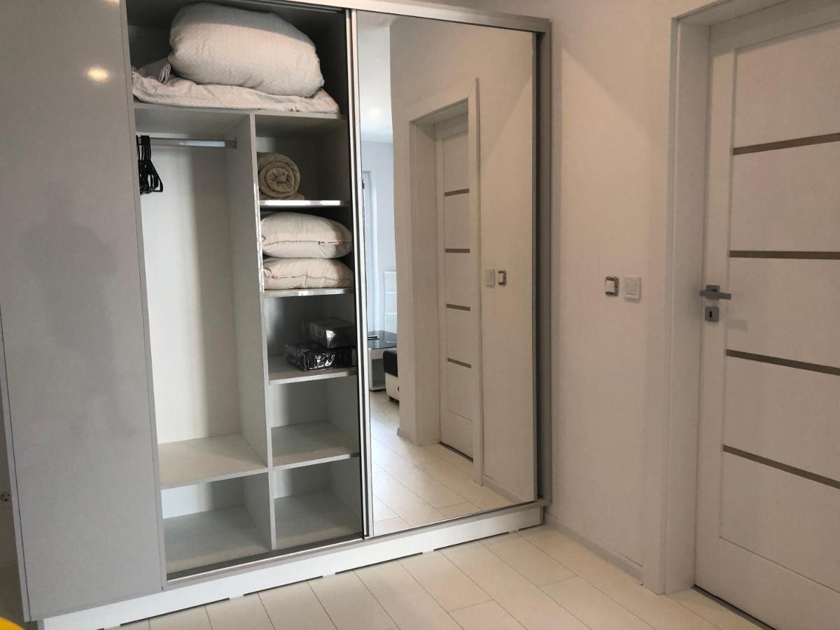 Luxury Westpark 2-Room Apartment Lakeview W5 Bukarest Eksteriør billede